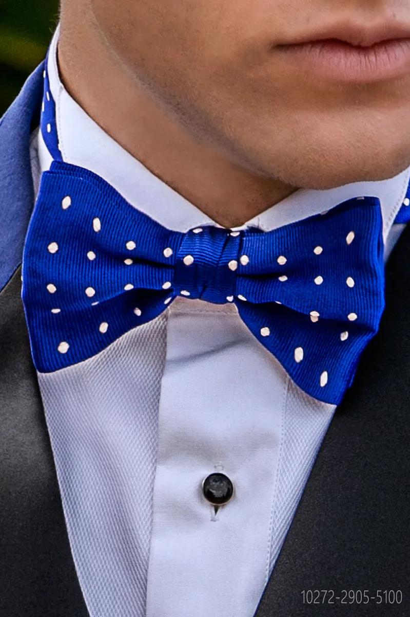 Nœud papillon noué en pure soie bleu à pois