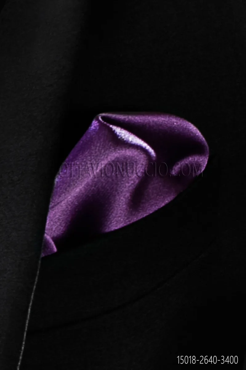 Pochette de costume en satin violet