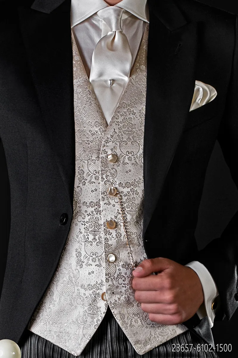 5-button waistcoat in gold pure silk jacquard