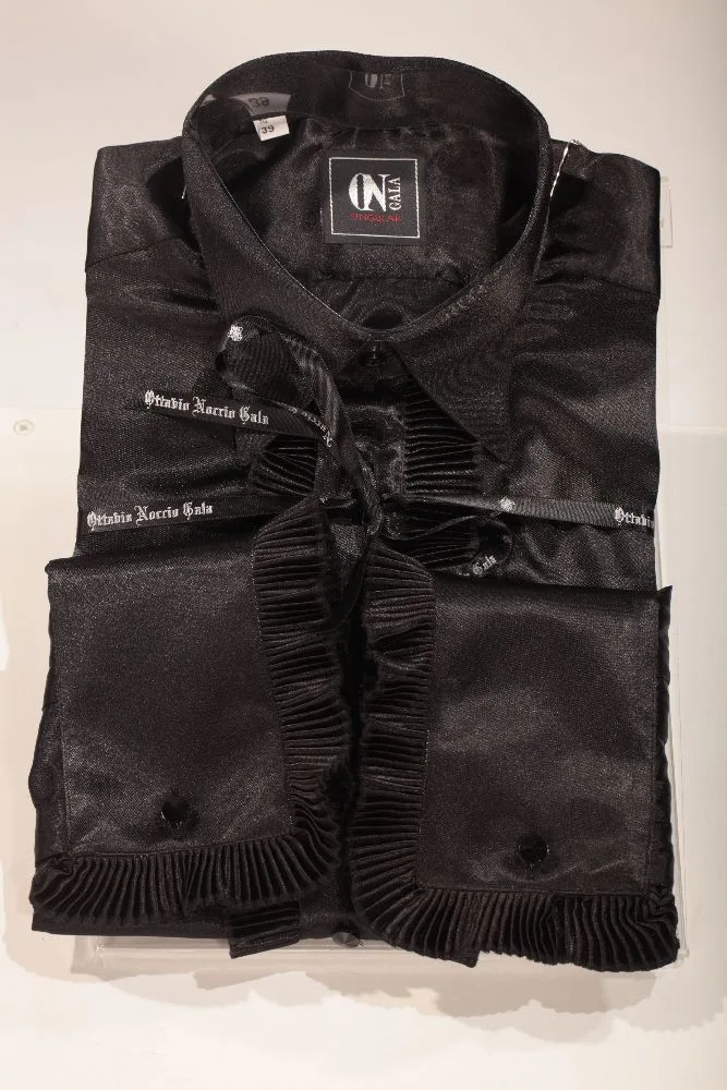 Camicia collo gala nera in raso con plissé