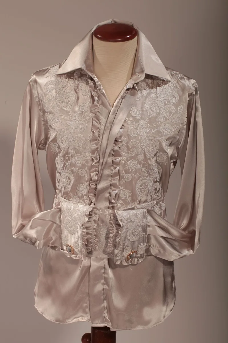 Camicia collo classico grigia con ricami bianco perla