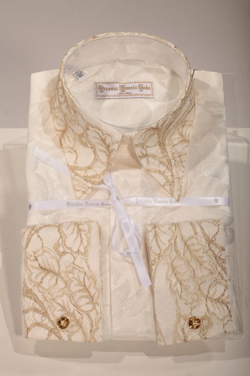 Camicia jacquard avorio con pizzo oro su collo e polsi