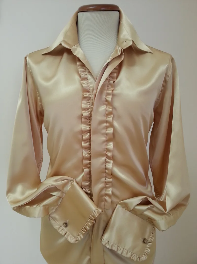 Chemise en satin doré à volants