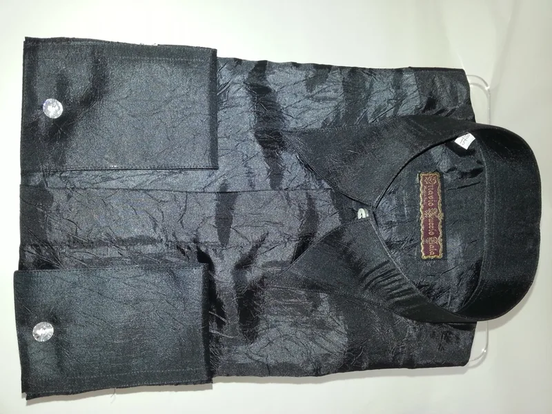 Camicia nera con volant stropicciata