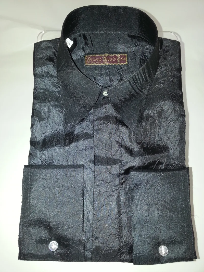 Camicia nera con volant stropicciata