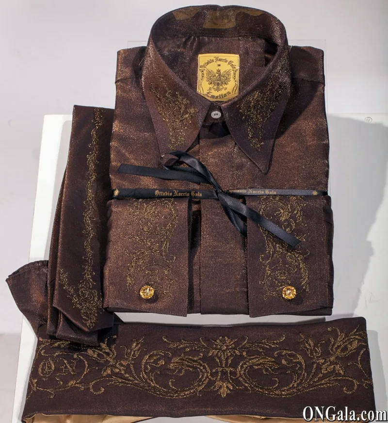 Camicia, Cravatta e Fascia in tessuto lurex marrone con ricamo