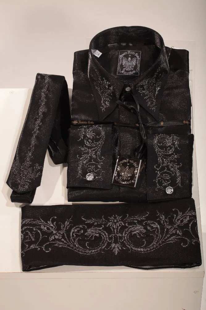 Hemd, Krawatte und Kummerbund, schwarz, aus Lurex mit Stickerei