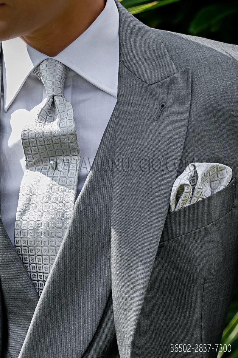 Cravatta e fazzoletto in seta grigio perla con disegni a tono