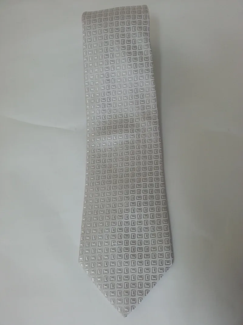 Cravatta e fazzoletto in seta grigio perla con disegni a tono