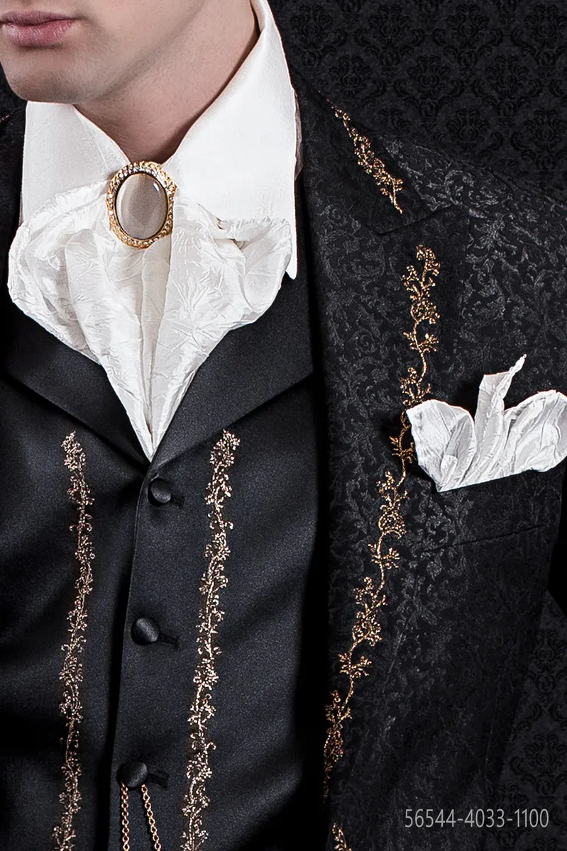 Plastron e fazzoletto bianco stropicciato