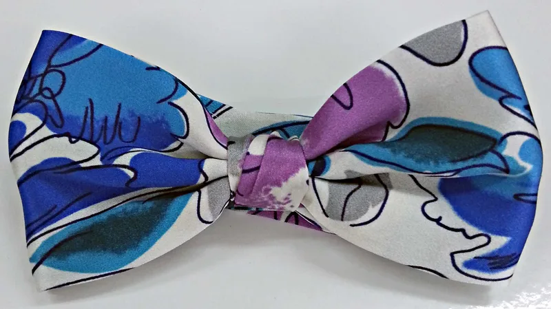 Fliege und Einstecktuch aus Seide mit Blumenmuster