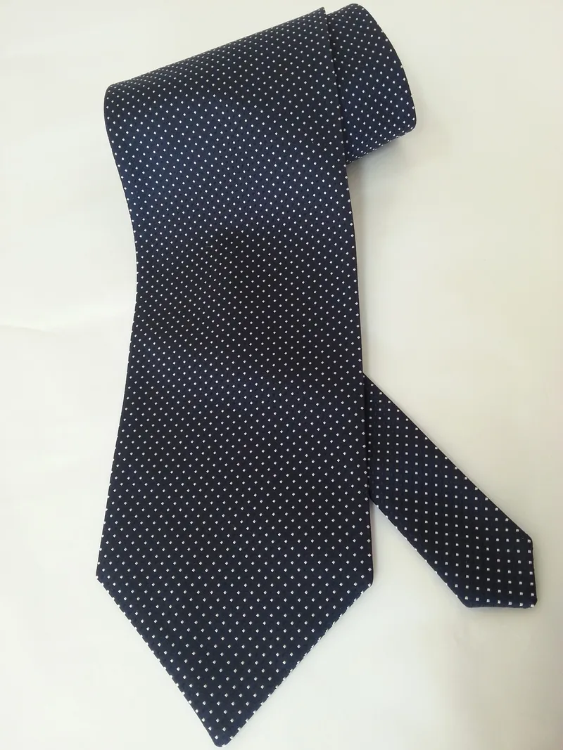 Cravattone da annodare e fazzoletto in seta blu con piccoli pois
