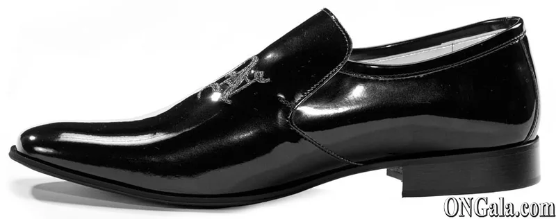 Slipper aus schwarzem Lackleder mit Stickerei in Schwarz-Silber