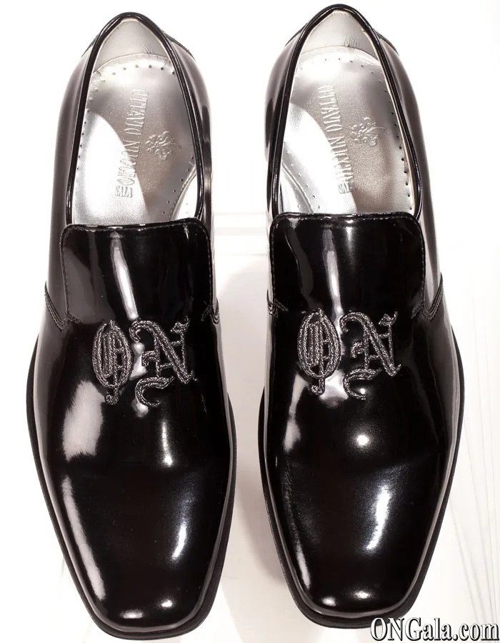 Slipper aus schwarzem Lackleder mit Stickerei in Schwarz-Silber