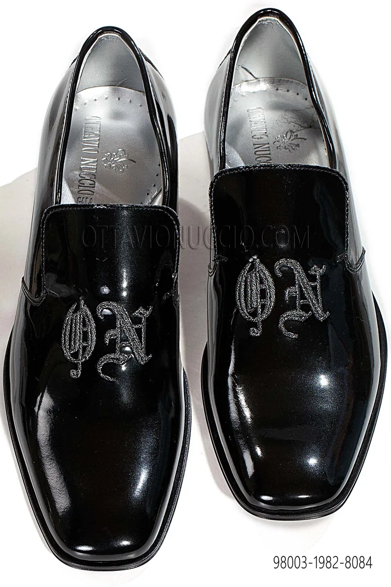 Slipper aus schwarzem Lackleder mit Stickerei in Schwarz-Silber