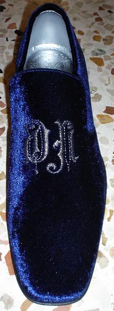 Slipper aus blauem Samt mit Stickerei in Schwarz-Silber