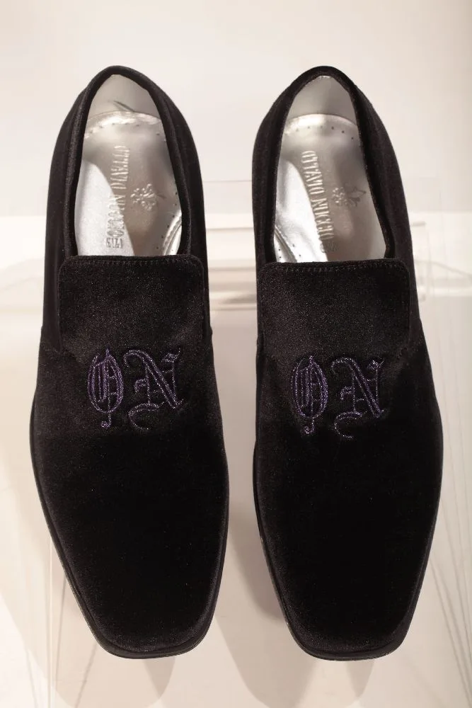 Zapato slipper terciopelo negro bordado negro-morado