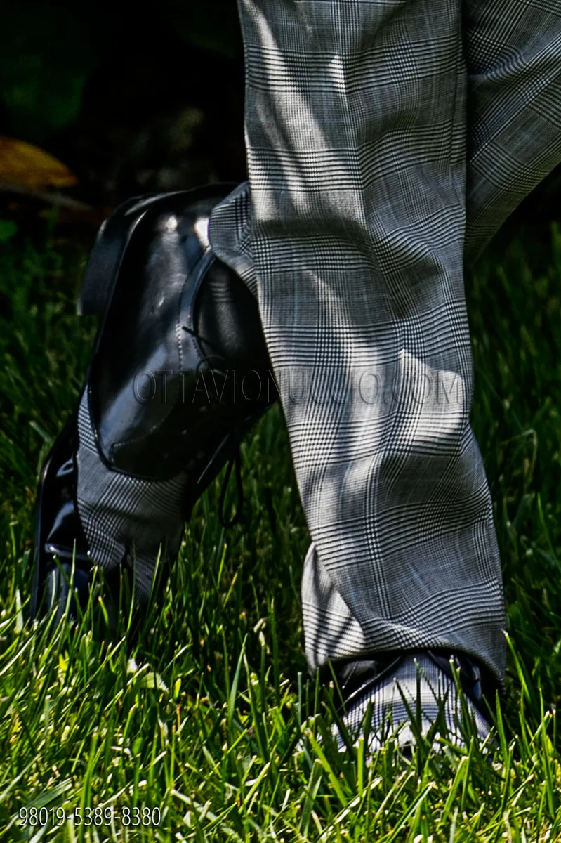 Zweifarbiger Schnürschuh in Schwarz und hellblauem Glencheck