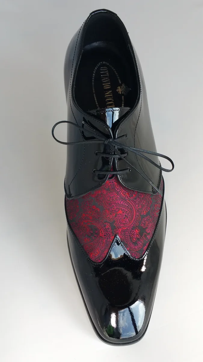 Chaussure à lacets bicolore noir-damassé rouge