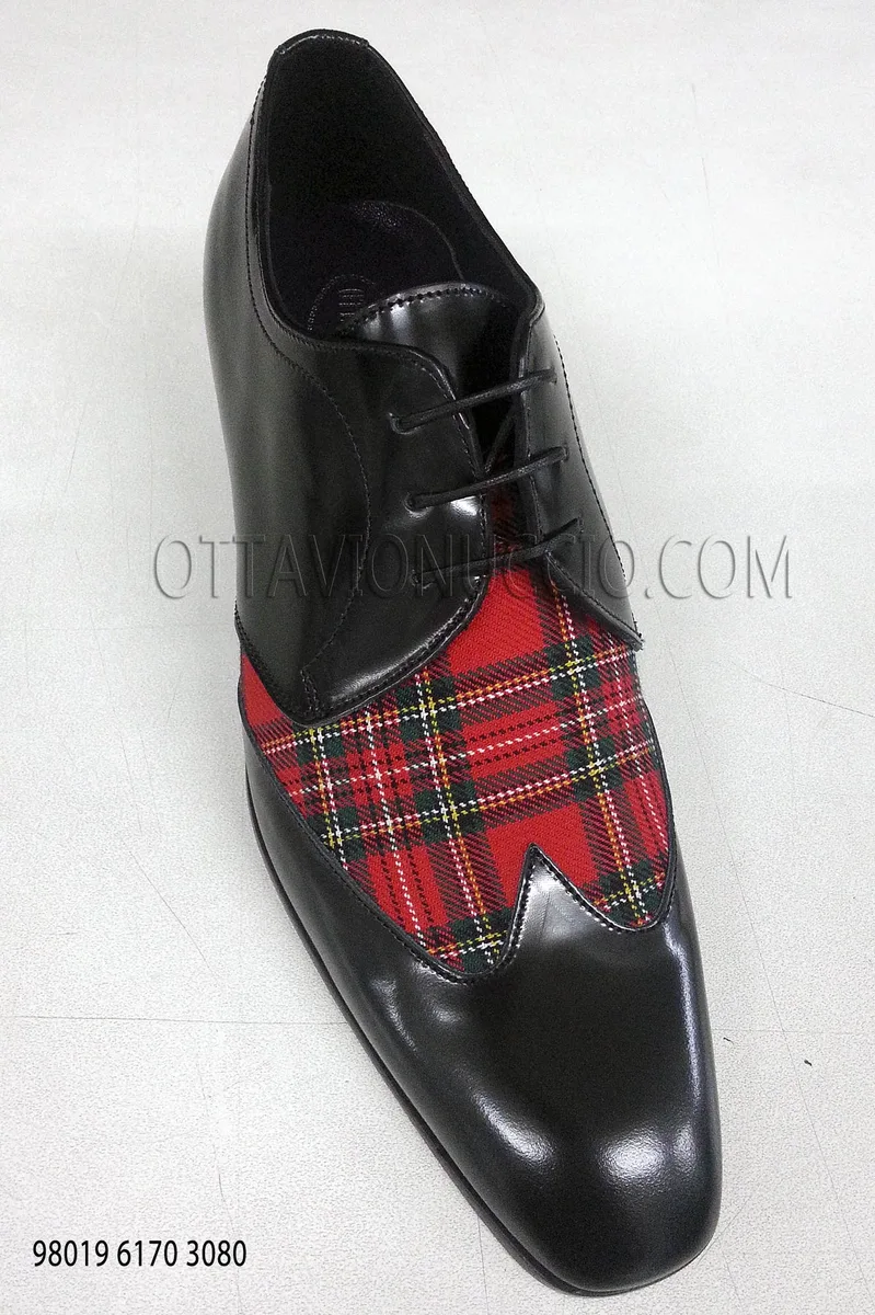 Scarpa allacciata bicolore nero-tartan rosso