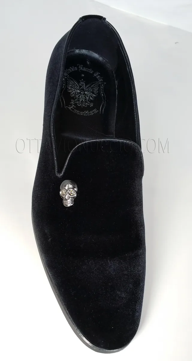 Scarpa velluto nero con morsetto teschio
