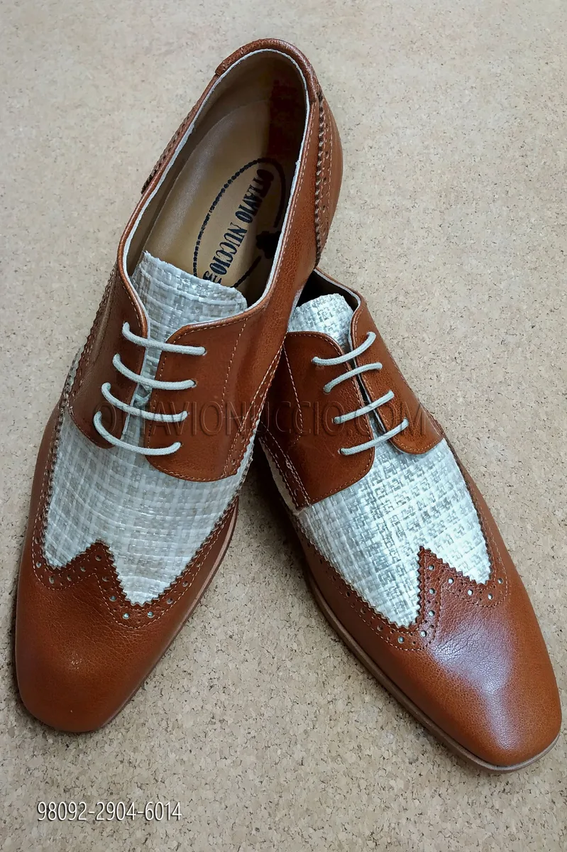 Zapato bicolor con cordones de 4 ojales