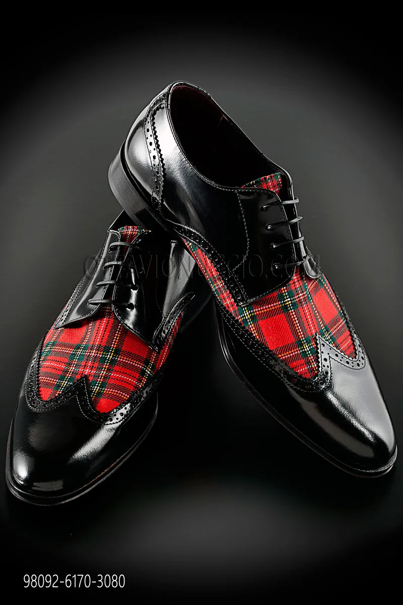 Zweifarbiger Schnürschuh mit 4 Löchern und Einsatz aus rotem Tartan