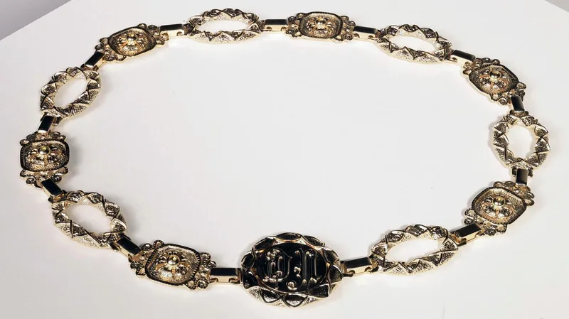 Metal belt with gold finish
