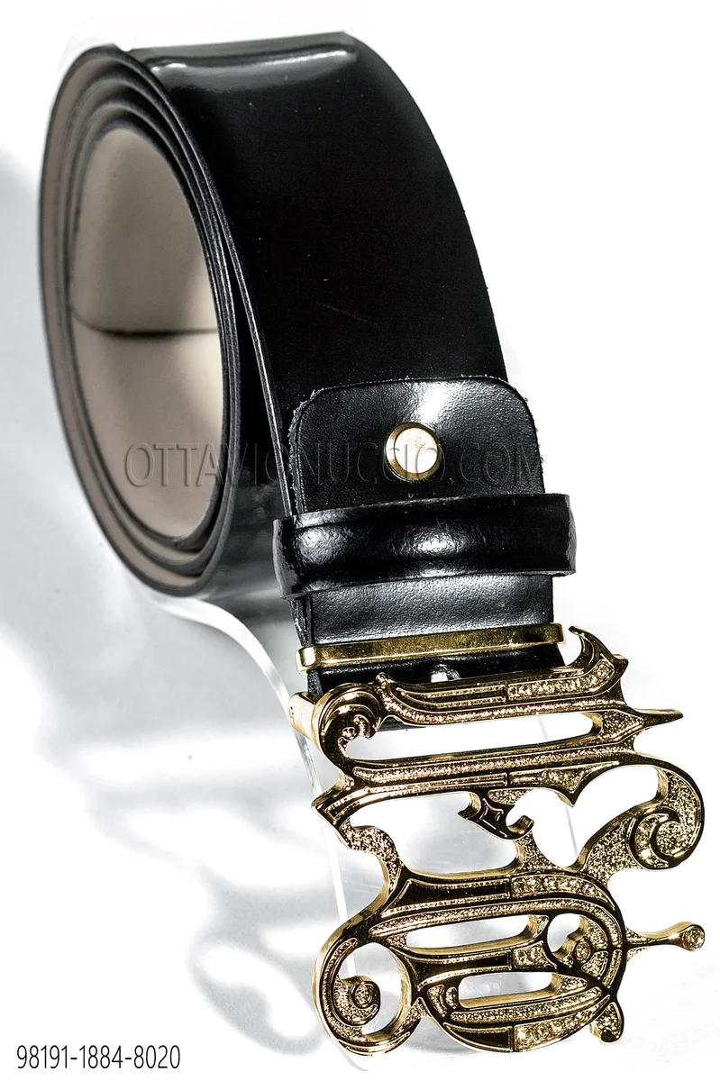 Belt in black leather with gold buckle