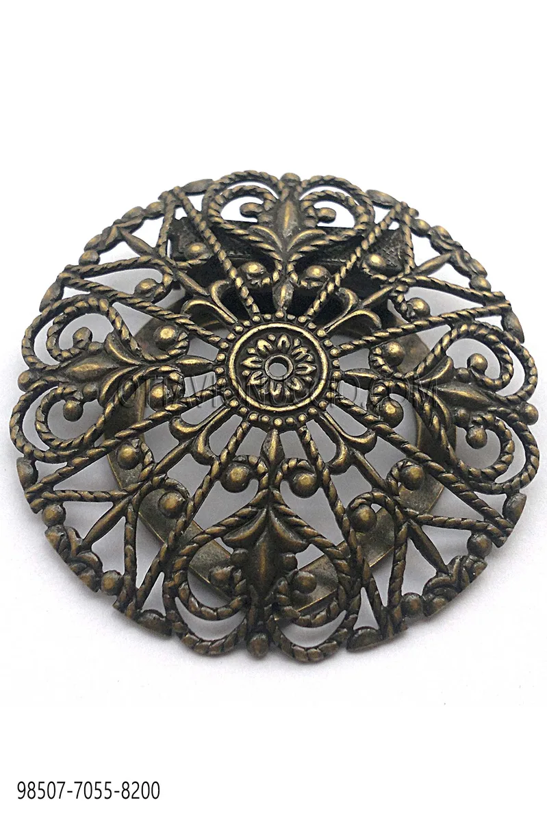 Krawattenschmuck in Altgold