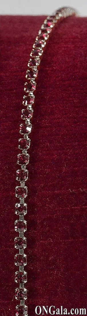 Chaînette avec strass rouges