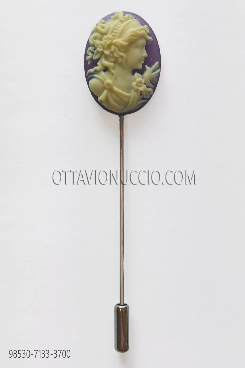 Anstecknadel mit Kamee in Violett