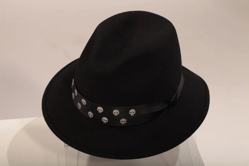 Cappello con applicazioni teschi argento
