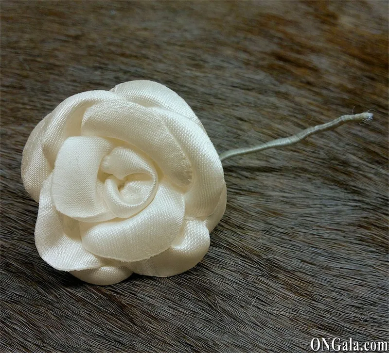 Fleur en satin ivoire