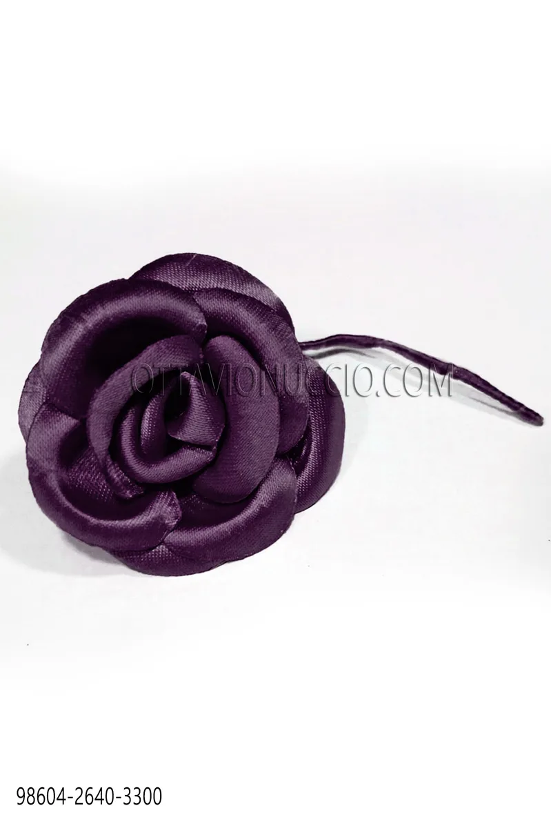 Dunkelviolette Ansteckblume aus Satin