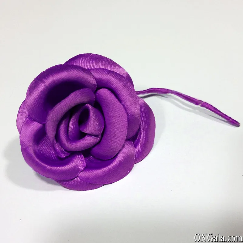 Flor en raso morado