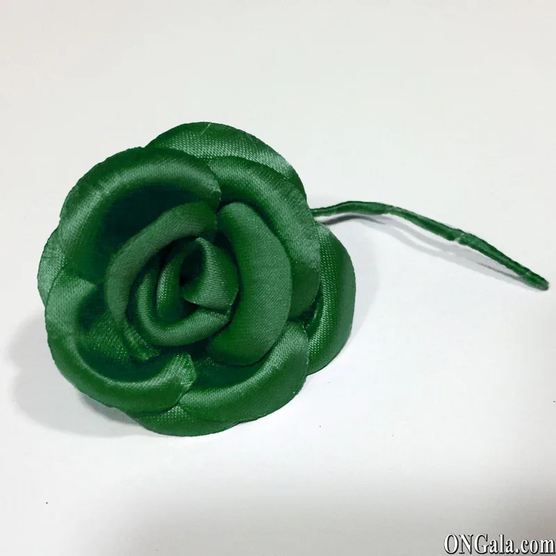 Flor en raso verde