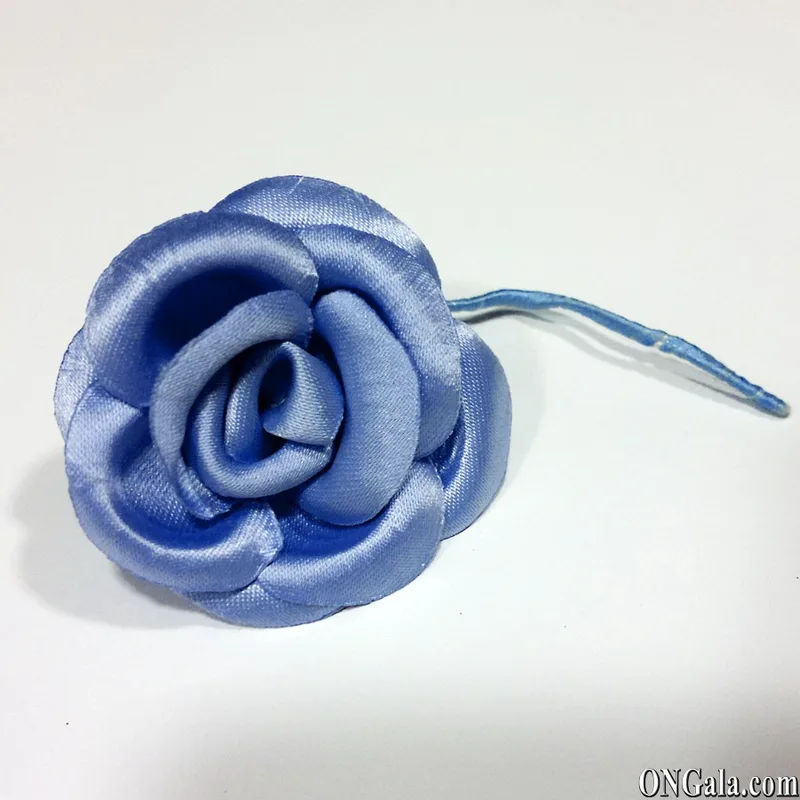 Flor en raso azul cobalto