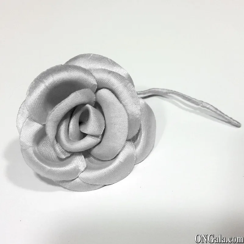 Fleur en satin gris