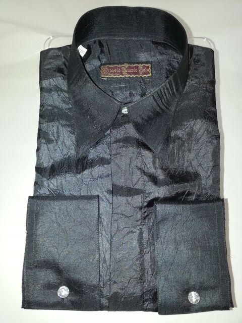 Camicia nera con volant stropicciata