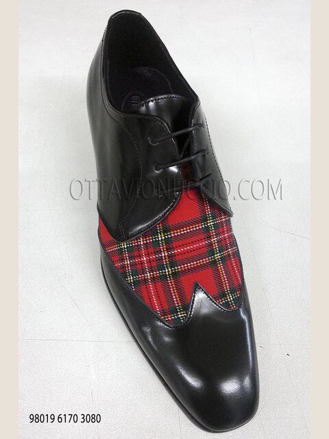 Scarpa allacciata bicolore nero-tartan rosso