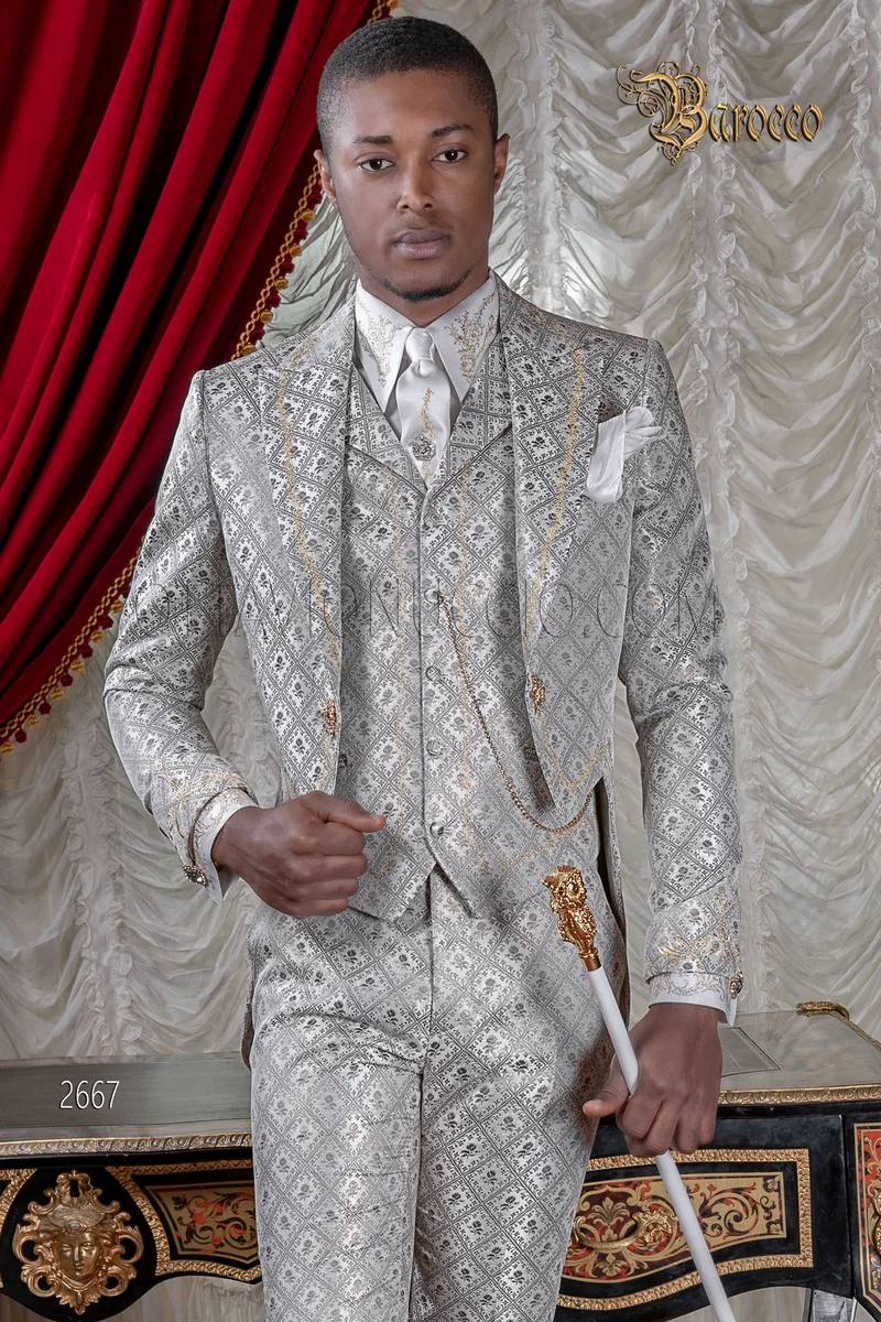 Vestito sposo frac uomo barocco broccato grigio chiaro ricamato oro 1