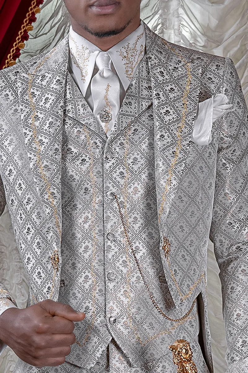 Vestito sposo frac uomo barocco broccato grigio chiaro ricamato oro 2
