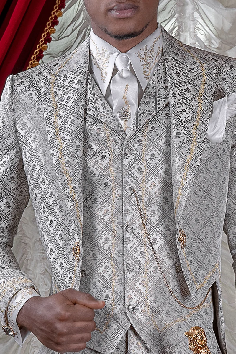 Vestito sposo frac uomo barocco broccato grigio chiaro ricamato oro 3