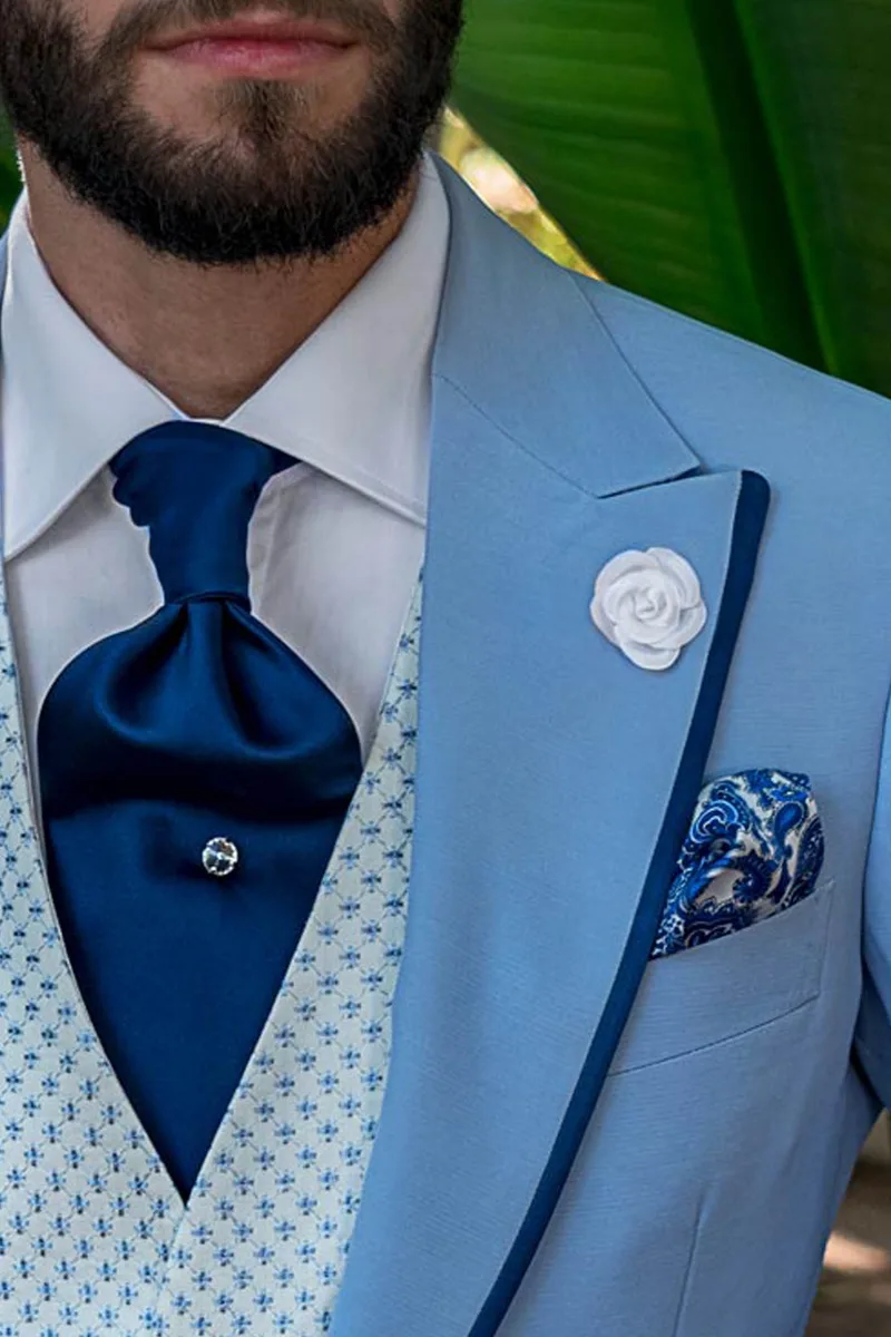 Abito cerimonia uomo celeste contrasti blu e gilet ricamato 3