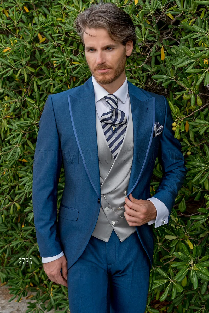 Vestito da cerimonia uomo elegante blu royal con gilet asimmetrico grigio perla 1