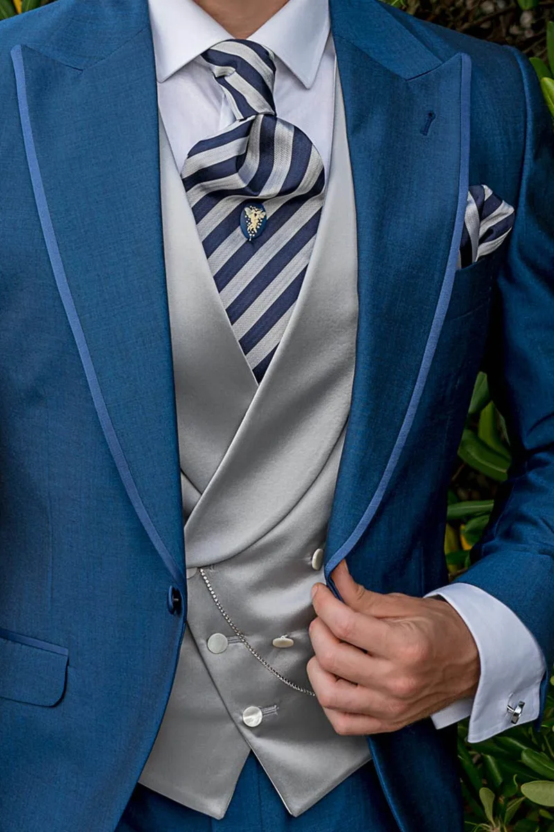 Vestito da cerimonia uomo elegante blu royal con gilet asimmetrico grigio perla 2