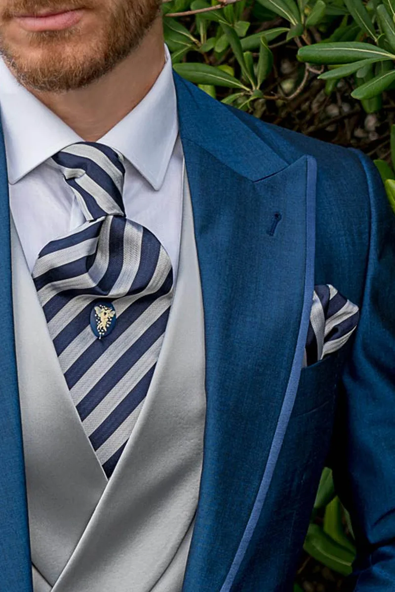 Vestito da cerimonia uomo elegante blu royal con gilet asimmetrico grigio perla 3