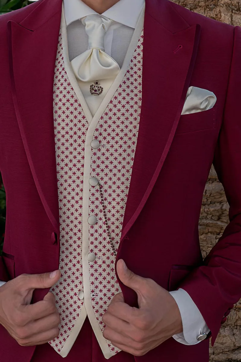 Moderner Hochzeitsanzug für den Bräutigam in Burgund mit bestickter Weste 2