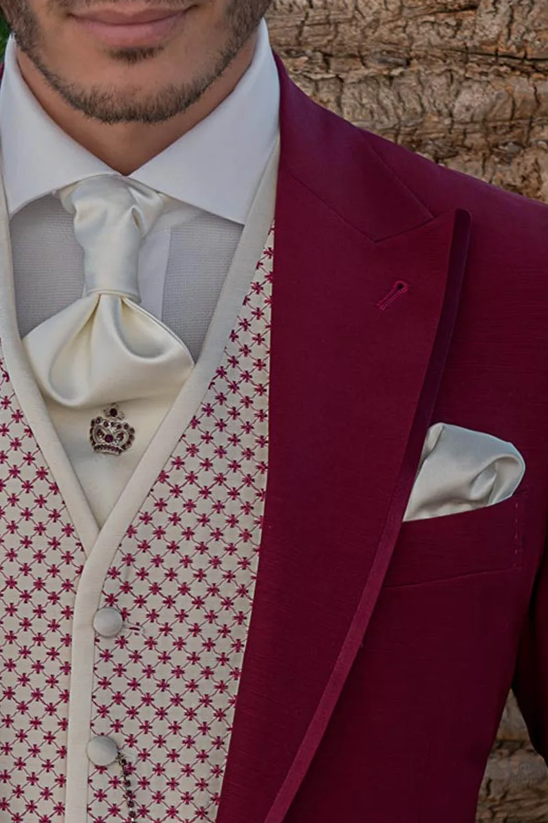 Moderner Hochzeitsanzug für den Bräutigam in Burgund mit bestickter Weste 3